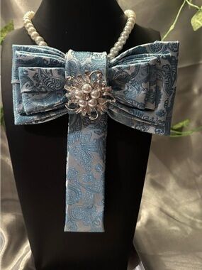 Pearl-Accented Blue Paisley Bow Brooch Necklace